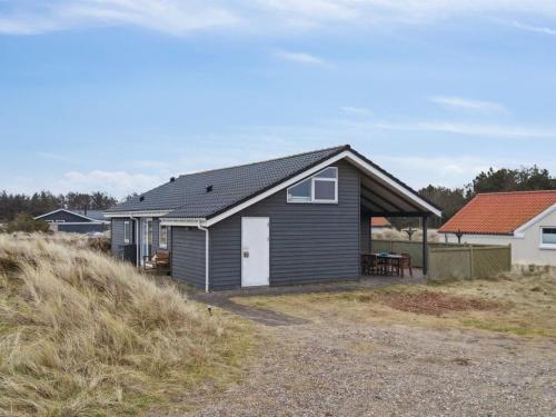 una casa al lado de una colina de arena en Holiday Home Ani - 600m from the sea in NW Jutland by Interhome, en Torsted