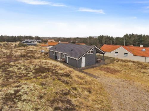 eine Luftansicht eines Hauses auf einem Hügel in der Unterkunft Holiday Home Ani - 600m from the sea in NW Jutland by Interhome in Torsted