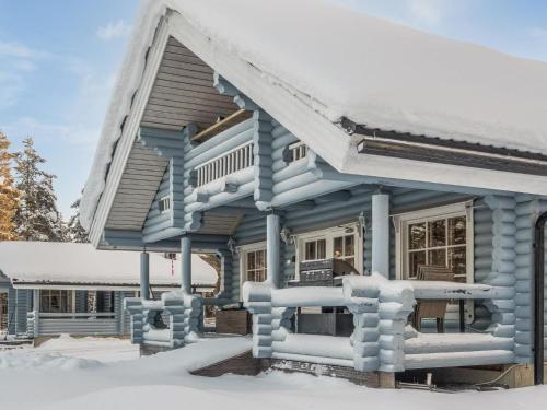 ein Modell eines schneebedeckten Hauses in der Unterkunft Holiday Home Puljunharju by Interhome 