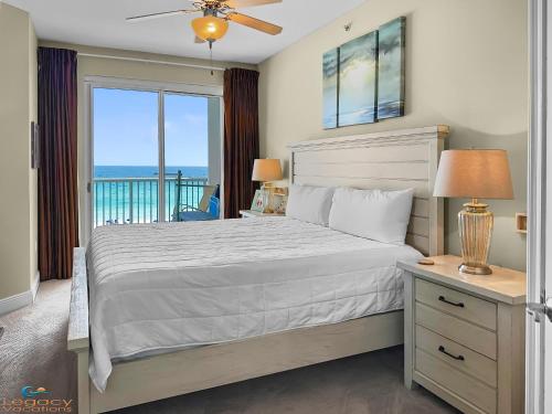 een slaapkamer met een bed en uitzicht op de oceaan bij SMP 504 - 3 BR Beachfront Condo - Sleeps 10! in Fort Walton Beach