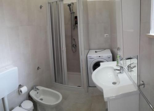 ein Badezimmer mit Waschbecken, Dusche und Toilette in der Unterkunft Casa vacanza Al Cortiletto in Sortino