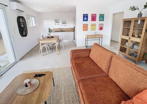 un salon avec un canapé et une table dans l'établissement Villa 6 personnes proche mer et forêt, à Saint-Jean-de-Monts