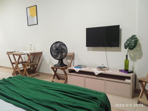 sala de estar con ventilador y TV en Lapa - acomoda até 4 pessoas, en Río de Janeiro