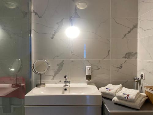 een badkamer met een wastafel en een spiegel bij Mickey House 6 pers 10 Min Disney & 30Min Paris in Bussy-Saint-Georges