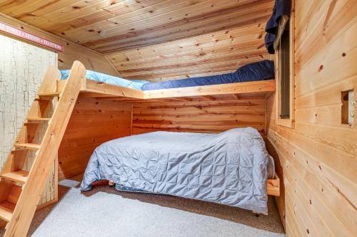 una camera con 2 letti a castello in una cabina di legno di Clear Lake Vacation Rental Walk to City Beach! a Clear Lake