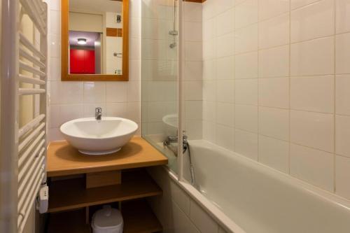une salle de bain avec un lavabo et une baignoire dans l'établissement Résidence Plagne Lauze - maeva Home - Studio 4 personnes - Sélection MAE-4094, à Mâcot La Plagne