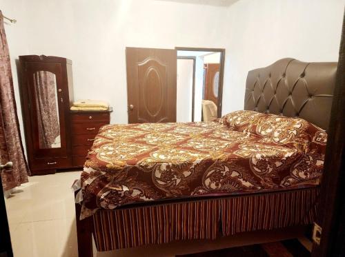 ein Schlafzimmer mit einem Bett und einer Kommode in der Unterkunft Cozy Chateau in Heart Ease