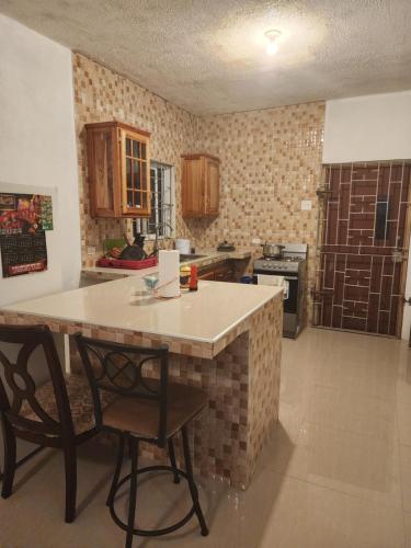 Heart Ease的住宿－Cozy Chateau，厨房配有桌子和两把椅子