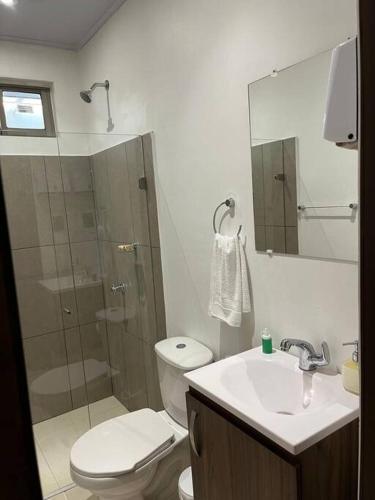 バランキージャにある¡Apartaestudio en Barranquilla!のバスルーム(シャワー、トイレ、シンク付)