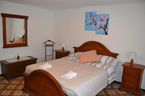 ein Schlafzimmer mit einem Bett mit zwei Handtüchern darauf in der Unterkunft Casa Cal Tòfol in Font-Rubí