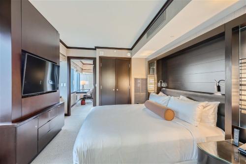 1 dormitorio con 1 cama grande y TV de pantalla plana en Corner Suite at Vdara Hotel and Spa en Las Vegas