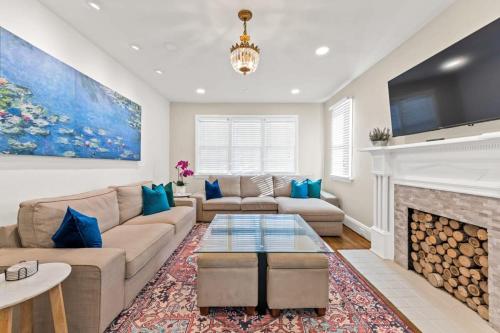 TV a/nebo společenská místnost v ubytování Cottage for 12, Close to Ark, Private Parking, 4BR