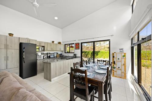 Кухня или мини-кухня в Casa Las Mariposas Fantastic Home With Nature Views & Private Pool
