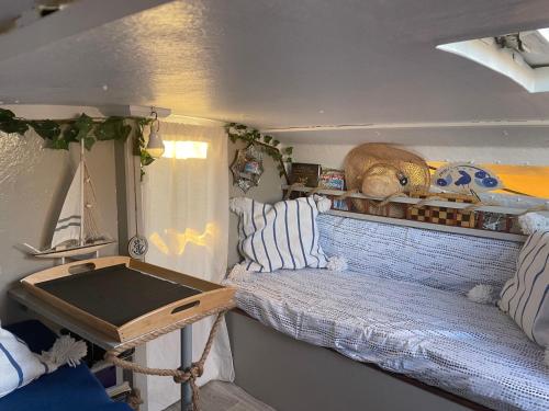 Cette petite chambre comprend un lit et une table. dans l'établissement Symbiose sur l’eau Gruissan, à Gruissan