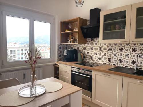 TAMLiving Graz Zentrum Balkon Küche Smart TV Ausblick