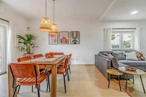 a living room with a table and a couch at Villa Laranja-Limao in Azeitao