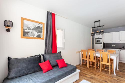 un salon avec un canapé et une table dans l'établissement Résidence Le Thabor - maeva Home - Appartement 3 Pièces 6 Personnes - Sélection MAE-8464, à Le Désert
