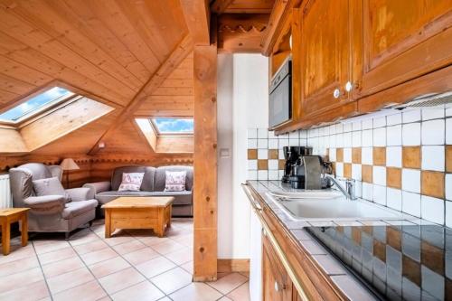 une cuisine et un salon dans une cabane en rondins dans l'établissement Résidence La Ginabelle - maeva Home - Appartement 2 Pièces 4 Personnes - Sélection MAE-9584, à Chamonix-Mont-Blanc