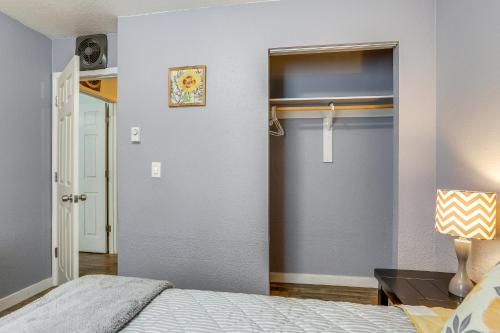 Postel nebo postele na pokoji v ubytování Cozy Wasilla Apartment about 2 Mi to Downtown!