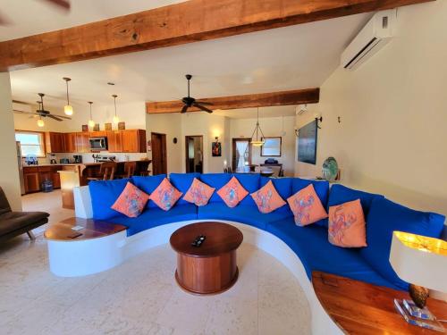 Posezení v ubytování Indigo Belize 3A Condo