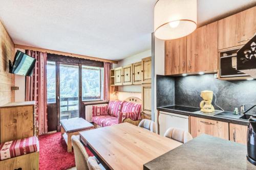 une cuisine et un salon avec une table et des chaises dans l'établissement Résidence Le Cédrat - maeva Home - Appartement 2 pièces 4 personnes avec vue montagne - Sélection - Super Home MAE-9254, à Avoriaz