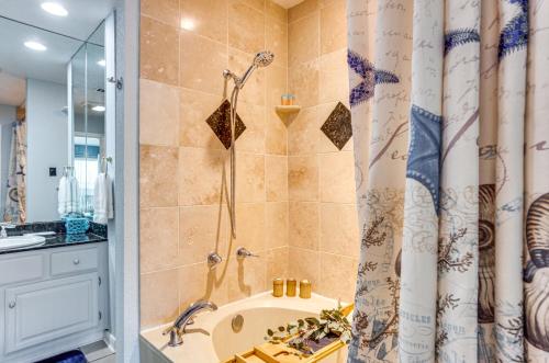 y baño con bañera y ducha con cortina de ducha. en Resort-Style Lake Conroe Retreat with Balcony and View, en Willis