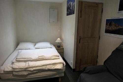 - une chambre avec un lit et une porte en bois dans l'établissement Les Chalet Du Soleil - Chalets du Soleil 9 MAE-6344, à Saint-Gervais-les-Bains