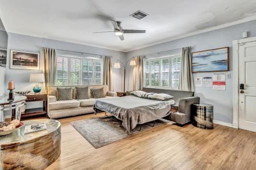 una sala de estar con una cama y un sofá en Family Home 2BR Heated Pool, Victoria Park, en Fort Lauderdale