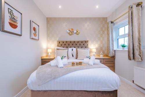 um quarto com uma cama grande e uma janela em NEW! Incredible Home In Northwich By 53 Degrees Property, Perfect For Groups, FREE Parking! em Northwich