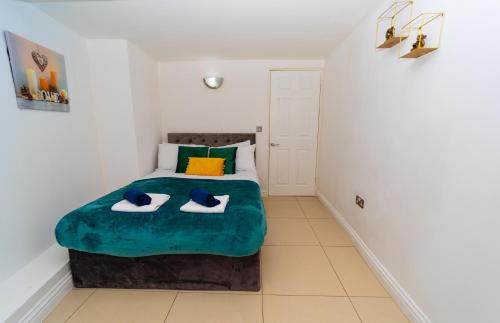 1 dormitorio con 1 cama con 2 toallas en Spacious Flat with Patio & Parking in city centre en Reading