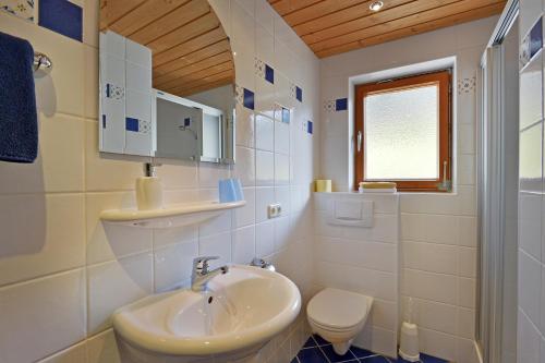 ein Bad mit einem Waschbecken und einem WC in der Unterkunft Gugghof in Hopfgarten im Brixental