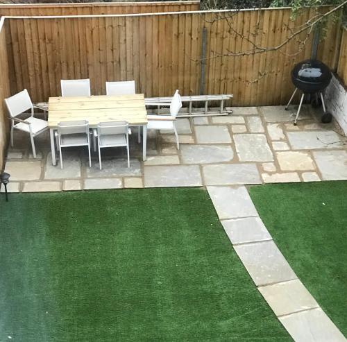 Patio nebo venkovní prostory v ubytování Serene Homes Sheffield, Private Ensuite Velux Room