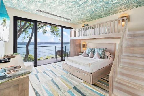 a bedroom with a bed and a view of the ocean at Villa Cinco Monos in Liberia