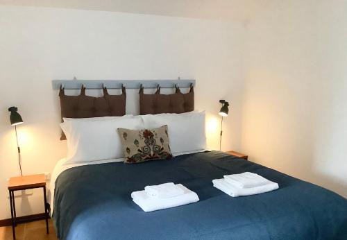 1 dormitorio con 1 cama con 2 toallas en Il Bagolaro, en Tuscania
