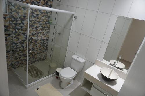 ein Bad mit einem WC und einer Glasdusche in der Unterkunft Casa do Sol na Reserva do Paiva in Cabo de Santo Agostinho