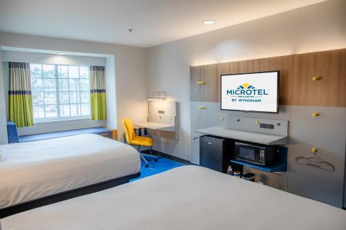 Ένα ή περισσότερα κρεβάτια σε δωμάτιο στο Microtel Inn & Suites by Wyndham Kingsland Naval Base I-95