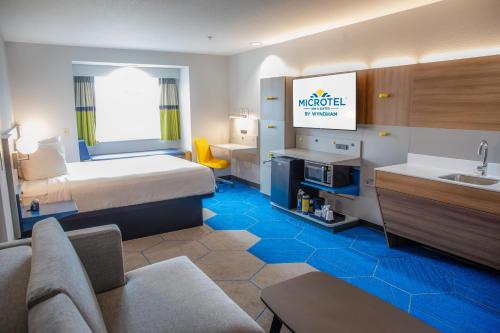 Ένα ή περισσότερα κρεβάτια σε δωμάτιο στο Microtel Inn & Suites by Wyndham Kingsland Naval Base I-95