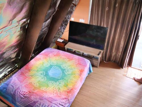 Televízia a/alebo spoločenská miestnosť v ubytovaní Bungalow sur Moorea à Temae: Moorea Tavita Lodge