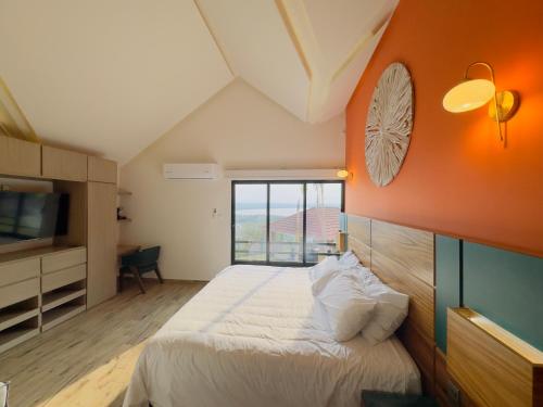 una camera da letto con un letto grande e una grande finestra di Residencia Exclusiva y Privada - Con Vistas Increíbles a Veracruz