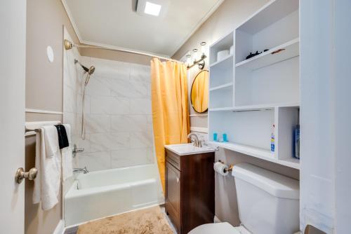 een badkamer met een bad, een toilet en een wastafel bij Easthampton Vacation Rental - Walk to Breweries! in Easthampton