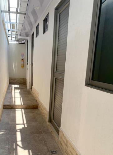 Apartaestudio en Barranquilla في بارانكويلا: مدخل عمارة فيها باب ونافذة