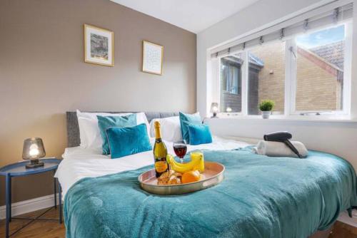 ein Schlafzimmer mit einem Bett mit einer Obstschale darauf in der Unterkunft Forthill House - Close to City Centre - Free Parking, Super-Fast Wifi and Smart TV with Netflix by Yoko Property in Milton Keynes