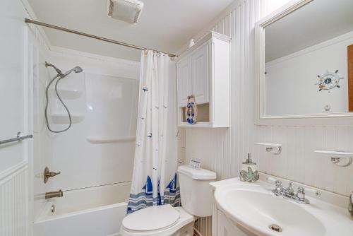 ein Bad mit einem WC, einem Waschbecken und einer Dusche in der Unterkunft Quiet Retreat with Boat Parking, 2 Mi to Marina in Inglis