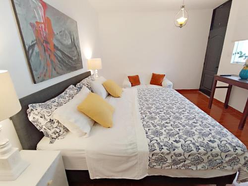 ein Schlafzimmer mit einem großen weißen Bett mit Kissen in der Unterkunft Exclusivo departamento Céntrico con Terraza in Ferreñafe
