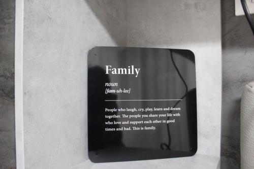 un cartel en un microondas que dice familia en Orchidea Home, en Rávena