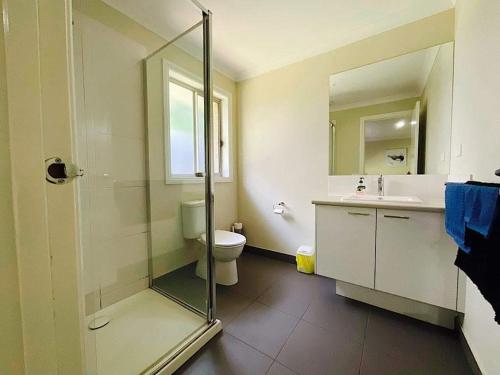 een badkamer met een douche, een toilet en een wastafel bij Marysville Views in Marysville