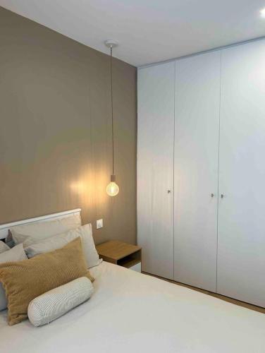 Un pat sau paturi într-o cameră la Cocooning & Cosy Apartment in Center Paris 17
