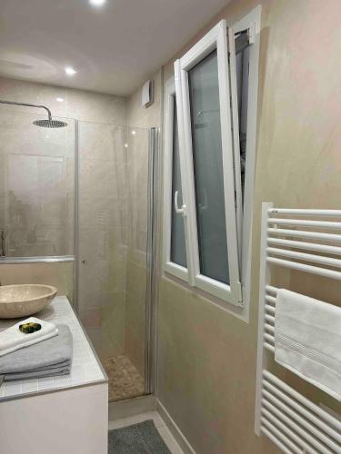 une salle de bain avec douche et lavabo dans l'établissement Cocooning & Cosy Apartment in Center Paris 17, à Paris
