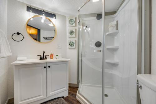y baño con ducha, lavabo y espejo. en Estelle - Freedom Yurt Cabins, en Canyon Lake