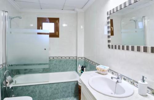 a bathroom with a sink and a tub and a toilet at Un lugar con encanto in Montilla